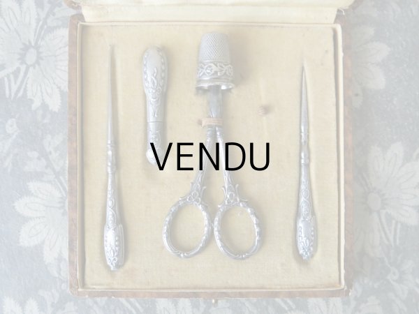 画像3: 1930年代 アンティーク シルバー製 リボン柄のソーイングセット 裁縫道具 (3)