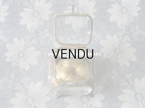 画像11: アンティーク 小さなジュエリーボックス　淡いマスタードカラーのシルク製クッション (11)