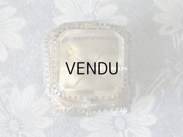 画像4: アンティーク 小さなジュエリーボックス　淡いマスタードカラーのシルク製クッション (4)