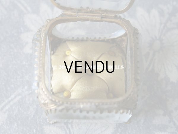 画像13: アンティーク 小さなジュエリーボックス　淡いマスタードカラーのシルク製クッション (13)