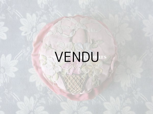 画像3: 【クリスマスセール2018対象外】 19世紀末 アンティーク ピンクッション 花かごのリボン刺繍  (3)