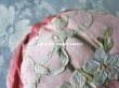 画像9: 【クリスマスセール2018対象外】 19世紀末 アンティーク ピンクッション 花かごのリボン刺繍  (9)