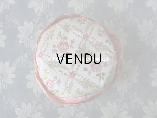 画像4: 【クリスマスセール2018対象外】 19世紀末 アンティーク ピンクッション 花かごのリボン刺繍  (4)