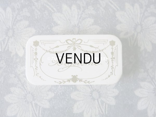 画像3: 1920年代 アンティーク とても小さなドラジェのお菓子箱 バテム BAPTEME 薔薇とリボンのガーランド  (3)