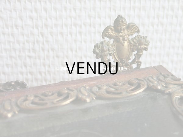 画像12: 19世紀末 アンティーク グローブ・ド・マリエ  ピンクのクッション＆ワックスフラワー 天使＆ロカイユ装飾のフレーム (12)