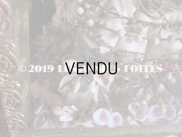 画像6: 19世紀末 アンティーク グローブ・ド・マリエ  ピンクのクッション＆ワックスフラワー 天使＆ロカイユ装飾のフレーム (6)