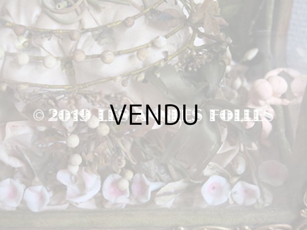 画像7: 19世紀末 アンティーク グローブ・ド・マリエ  ピンクのクッション＆ワックスフラワー 天使＆ロカイユ装飾のフレーム (7)