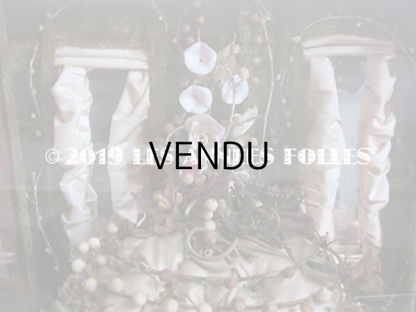 画像3: 19世紀末 アンティーク グローブ・ド・マリエ  ピンクのクッション＆ワックスフラワー 天使＆ロカイユ装飾のフレーム (3)