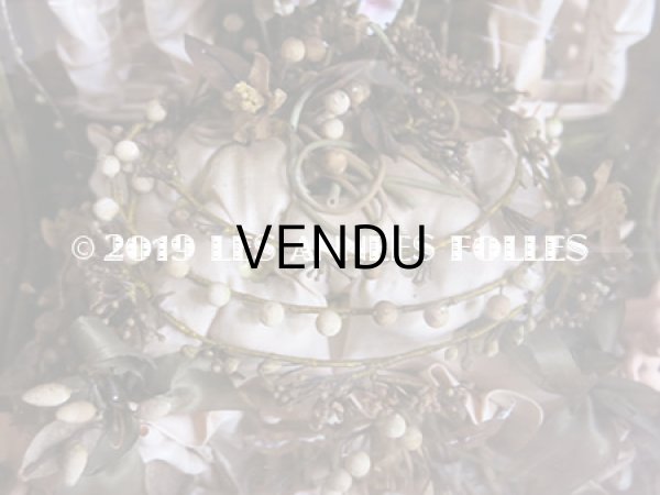 画像4: 19世紀末 アンティーク グローブ・ド・マリエ  ピンクのクッション＆ワックスフラワー 天使＆ロカイユ装飾のフレーム (4)