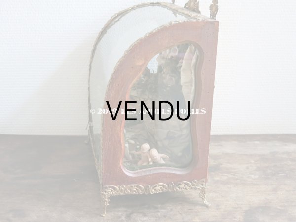 画像9: 19世紀末 アンティーク グローブ・ド・マリエ  ピンクのクッション＆ワックスフラワー 天使＆ロカイユ装飾のフレーム (9)