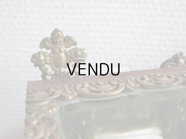 画像11: 19世紀末 アンティーク グローブ・ド・マリエ  ピンクのクッション＆ワックスフラワー 天使＆ロカイユ装飾のフレーム (11)