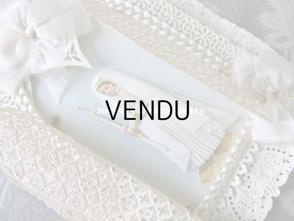 画像4: アンティーク  初聖体の立体カニヴェ コミュ二オンの少女 リボンが結ばれた扉 (4)