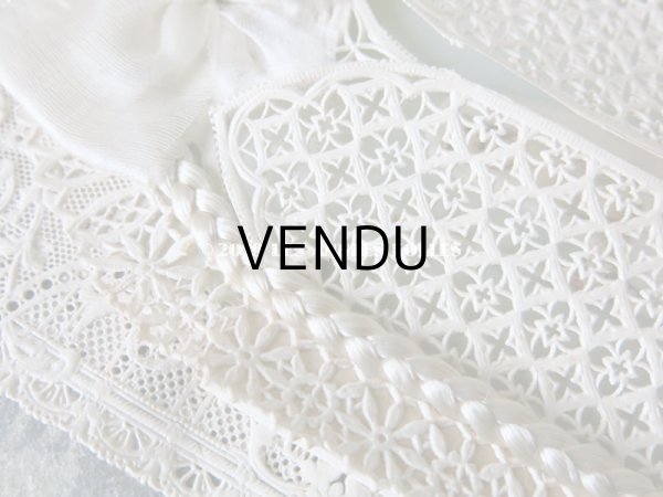 画像5: アンティーク  初聖体の立体カニヴェ コミュ二オンの少女 リボンが結ばれた扉 (5)