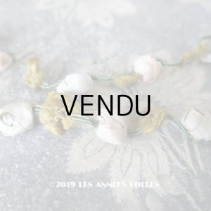 画像: 1920年代 アンティーク シルク製 ロココトリム 淡いピンク＆水色の薔薇 36cm