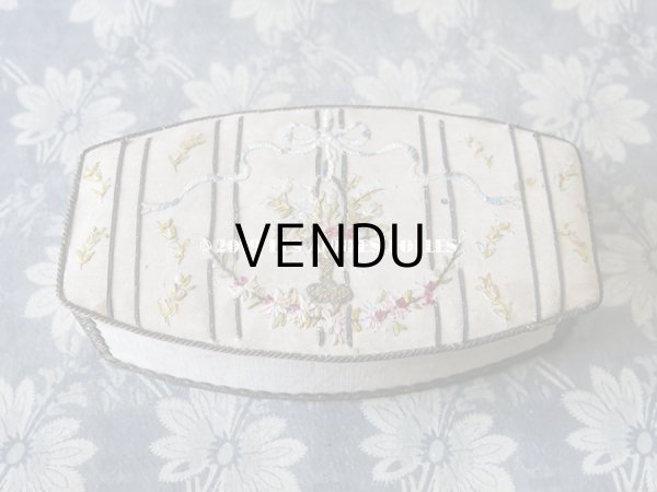 画像2: 1920年代 アンティーク リボン刺繍の カルトナージュボックス  (2)