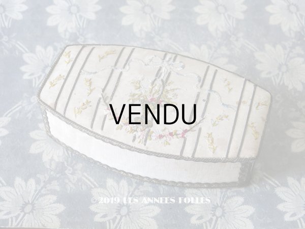 画像1: 1920年代 アンティーク リボン刺繍の カルトナージュボックス  (1)