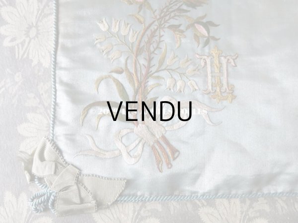 画像8: 19世紀末 アンティーク シルク製 ハンキーケース 鈴蘭＆モノグラム刺繍入り スモーキーブルー ハンカチ用ポシェット  (8)