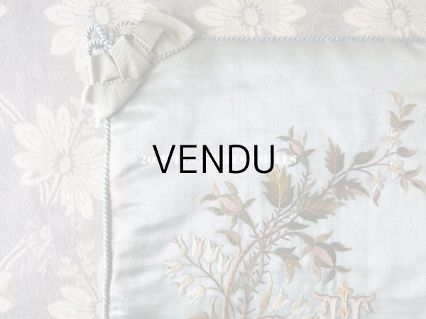 画像6: 19世紀末 アンティーク シルク製 ハンキーケース 鈴蘭＆モノグラム刺繍入り スモーキーブルー ハンカチ用ポシェット  (6)