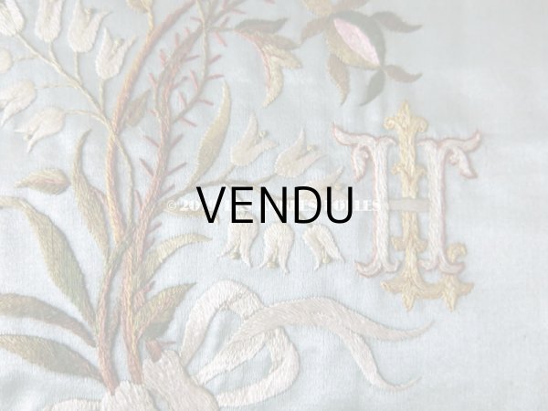 画像3: 19世紀末 アンティーク シルク製 ハンキーケース 鈴蘭＆モノグラム刺繍入り スモーキーブルー ハンカチ用ポシェット  (3)