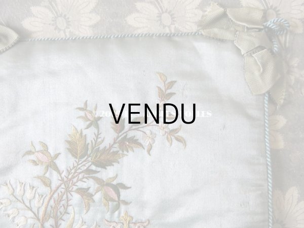 画像7: 19世紀末 アンティーク シルク製 ハンキーケース 鈴蘭＆モノグラム刺繍入り スモーキーブルー ハンカチ用ポシェット  (7)