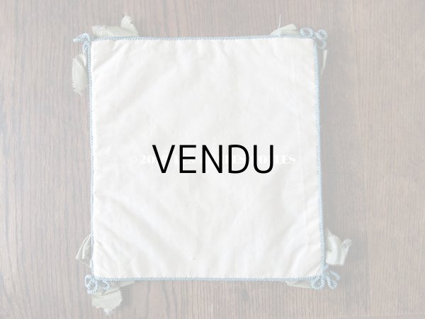 画像12: 19世紀末 アンティーク シルク製 ハンキーケース 鈴蘭＆モノグラム刺繍入り スモーキーブルー ハンカチ用ポシェット  (12)