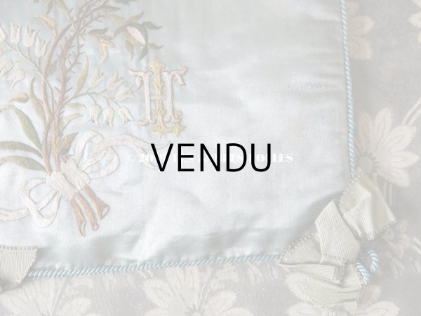 画像9: 19世紀末 アンティーク シルク製 ハンキーケース 鈴蘭＆モノグラム刺繍入り スモーキーブルー ハンカチ用ポシェット  (9)