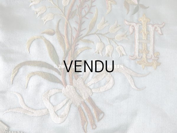 画像4: 19世紀末 アンティーク シルク製 ハンキーケース 鈴蘭＆モノグラム刺繍入り スモーキーブルー ハンカチ用ポシェット  (4)
