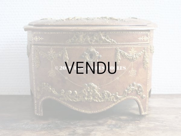 画像12: アンティーク 本革製 大きなジュエリーケース 天使と花のガーランド & ロカイユ装飾のオルモル (12)