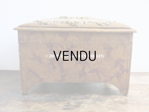 画像13: アンティーク 本革製 大きなジュエリーケース 天使と花のガーランド & ロカイユ装飾のオルモル (13)