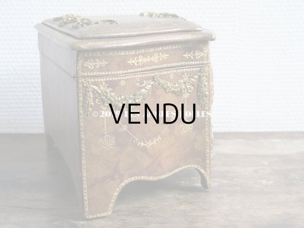 画像15: アンティーク 本革製 大きなジュエリーケース 天使と花のガーランド & ロカイユ装飾のオルモル (15)