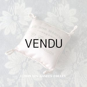 画像: 19世紀末 アンティーク  シルク製 ボンマルシェの小さなクッション 淡いピンク   - AU BON MARCHE -