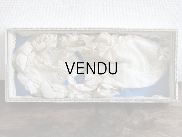 画像5: アンティーク 硝子の蓋のショーケース入り コミュニオンのヘッドリース & オモニエール & ハンカチ　プレザントワール (5)