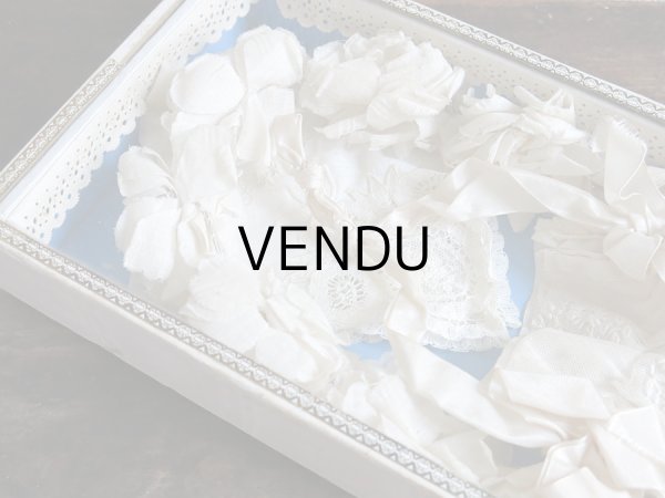 画像3: アンティーク 硝子の蓋のショーケース入り コミュニオンのヘッドリース & オモニエール & ハンカチ　プレザントワール (3)