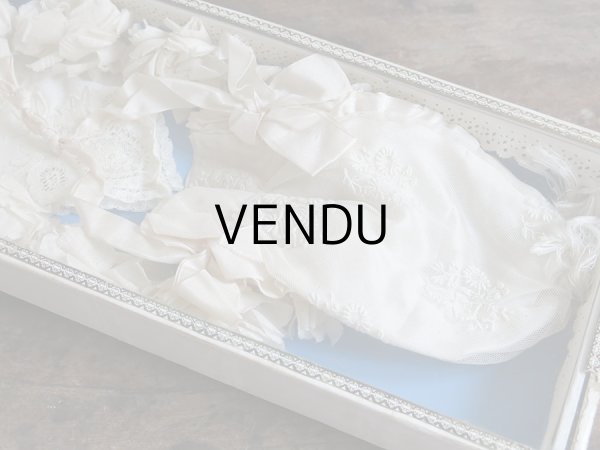 画像4: アンティーク 硝子の蓋のショーケース入り コミュニオンのヘッドリース & オモニエール & ハンカチ　プレザントワール (4)