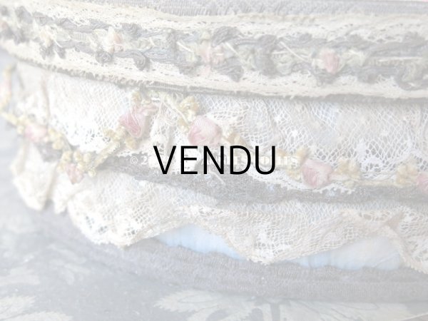 画像12: 1900年代 アンティーク 薔薇のロココトリム＆レースの装飾 ガラスの蓋の小物入れ　オールドローズ (12)