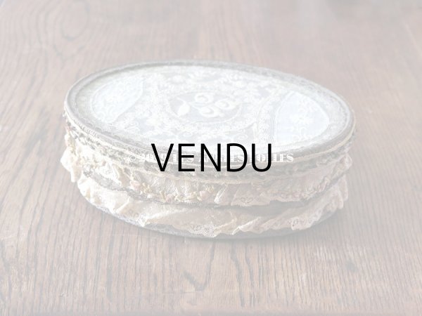 画像3: 1900年代 アンティーク 薔薇のロココトリム＆レースの装飾 ガラスの蓋の小物入れ　オールドローズ (3)