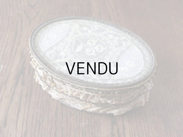 画像4: 1900年代 アンティーク 薔薇のロココトリム＆レースの装飾 ガラスの蓋の小物入れ　オールドローズ (4)