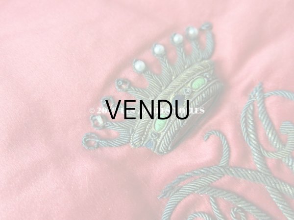 画像3: 19世紀 アンティーク シルク製 ハンキーケース 王冠＆モノグラムのメタル刺繍 スモーキーレッド＆グレイッシュベージュ ハンカチ用ポシェット  (3)