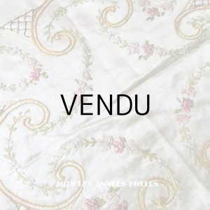 画像: 【9周年セール対象外】 アンティーク リボン刺繍のパネル　シルクサテンのファブリック 