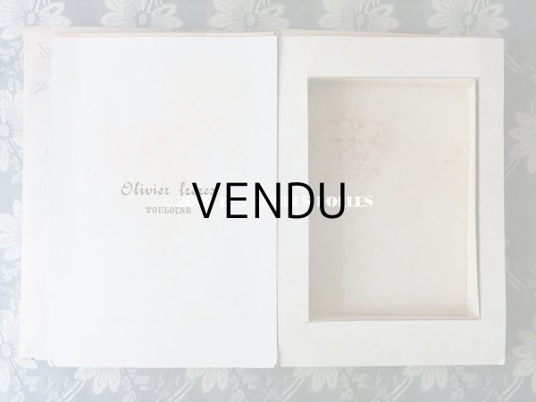 画像9: アンティーク 本型 ドラジェのお菓子箱 スモーキーグリーンのリボン (9)