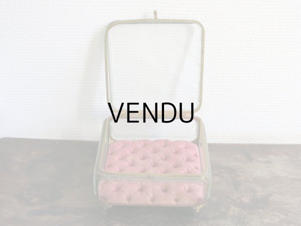 画像3: 19世紀 アンティーク 大きなジュエリーボックス　ロカイユ装飾の脚 スモーキーレッドのシルクサテンのクッション (3)