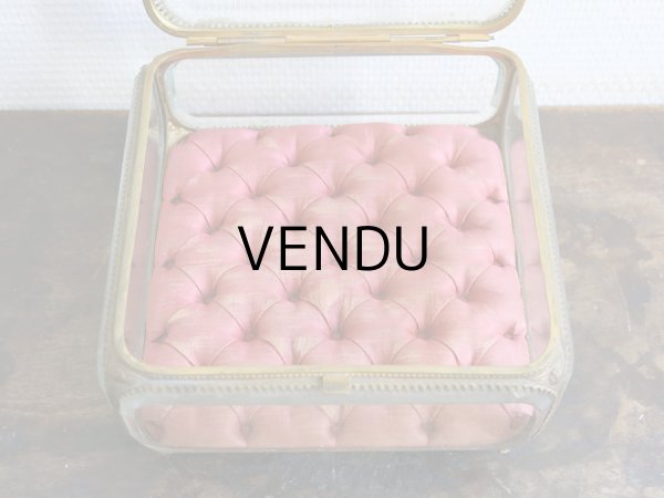 画像4: 19世紀 アンティーク 大きなジュエリーボックス　ロカイユ装飾の脚 スモーキーレッドのシルクサテンのクッション (4)