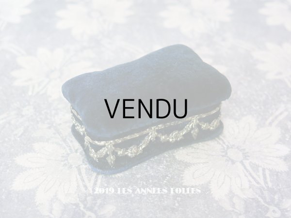 画像1: 1900年代 アンティーク ピンクッション付 ニードルケース 薔薇のガーランド 小さな裁縫箱 - AU PRINTEMPS - (1)