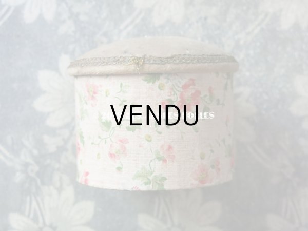 画像6: アンティーク ピンクッション型 【 マルキーズ・ ドゥ・セヴィニエ 】 のお菓子箱 - MARQUISE DE SEVIGNE PARIS - (6)