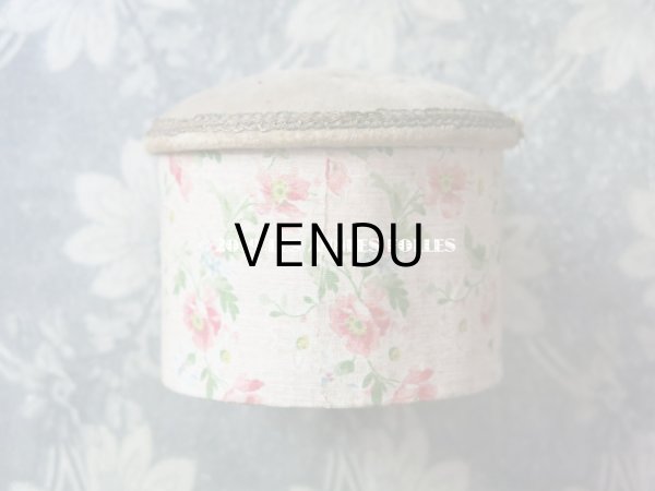 画像4: アンティーク ピンクッション型 【 マルキーズ・ ドゥ・セヴィニエ 】 のお菓子箱 - MARQUISE DE SEVIGNE PARIS - (4)