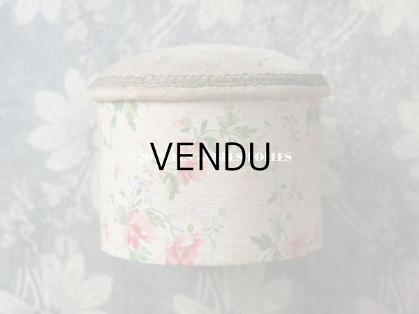 画像3: アンティーク ピンクッション型 【 マルキーズ・ ドゥ・セヴィニエ 】 のお菓子箱 - MARQUISE DE SEVIGNE PARIS - (3)