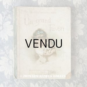 画像: 1891年 アンティーク 本　水色のリボンをつけた少女と猫　UN GRAND FAVORI