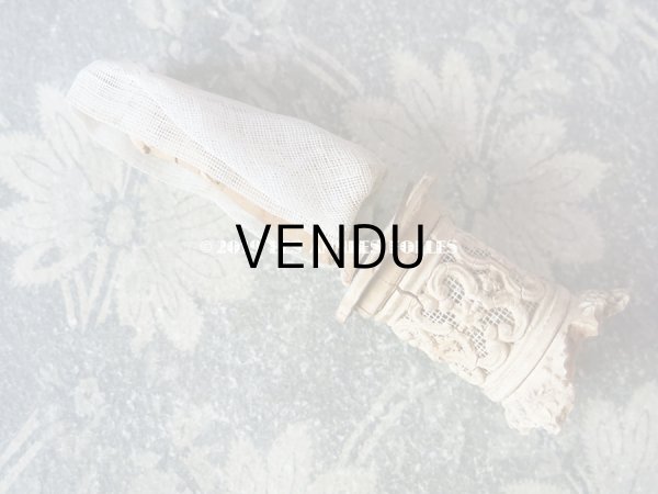 画像4: 19世紀初頭 アンティーク コミュニオンの少女の人形 テラコッタ製 コミュニオンのドレスを着た少女 (4)