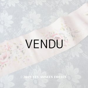 画像: アンティーク 幅広 パウダーピンクのベルベットリボン 薔薇模様 8cm幅 110cm