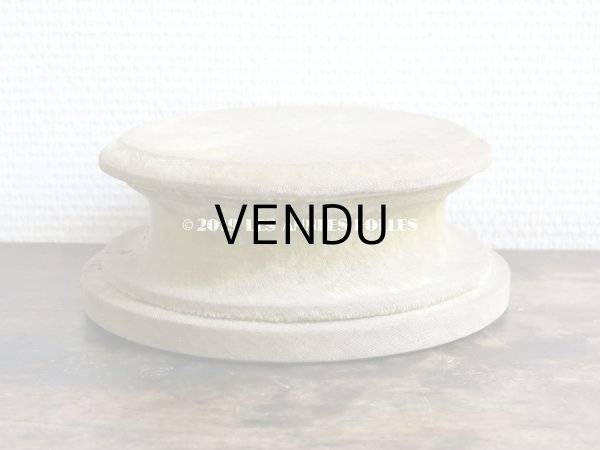 画像6: アンティーク ベルベットの台座 オリーブグリーン　ラウンド型　オリジナルラベル付 (6)